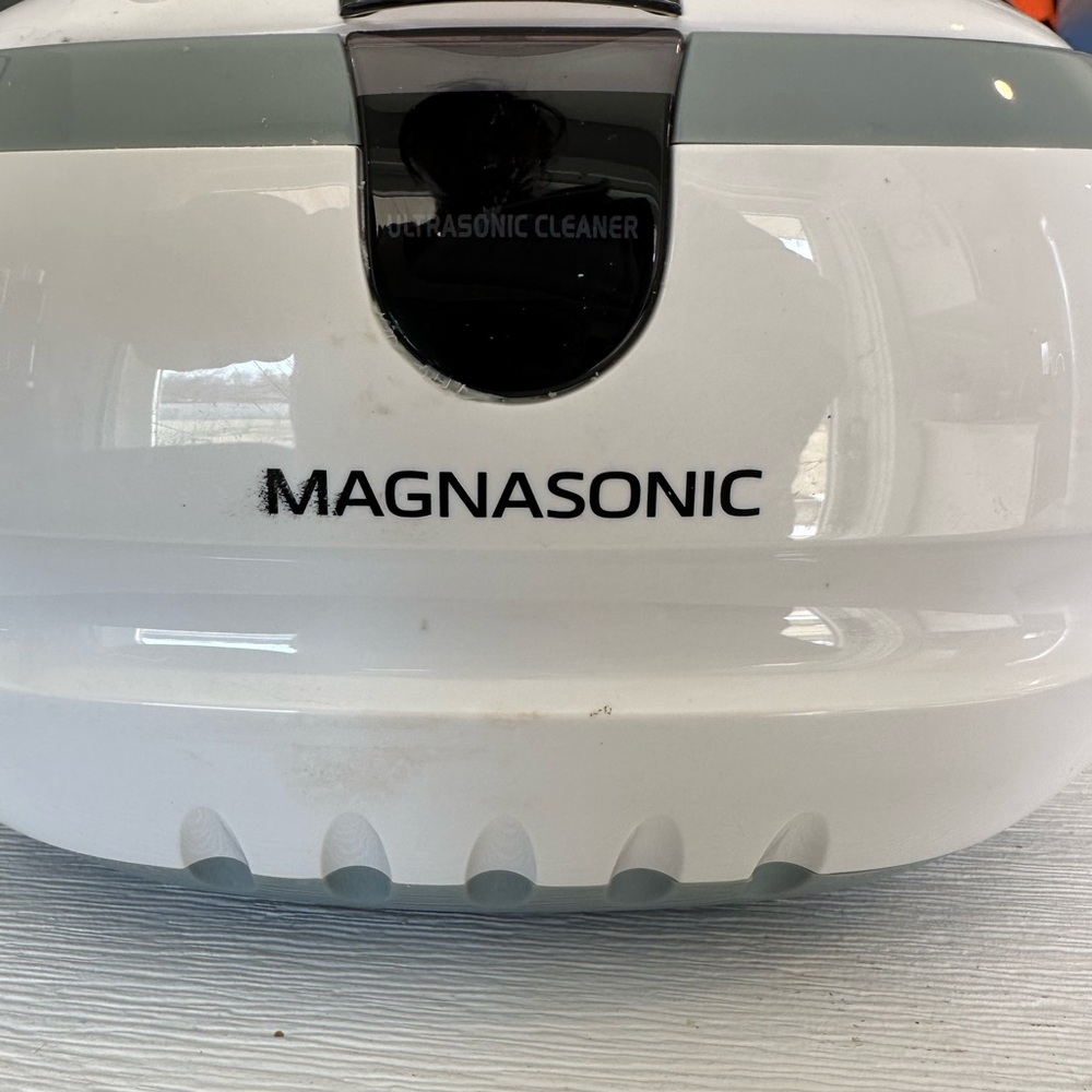 Magnasonic Ultrasonic Cleaner in White and Gray